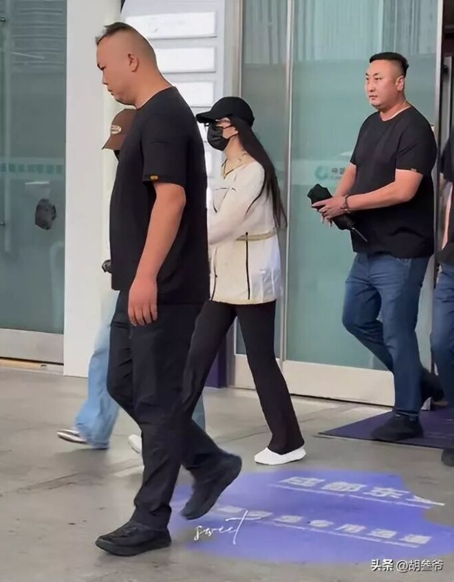 刘亦菲穿60块上衣背两万LV包 双腿粗壮丰腴（配图2）