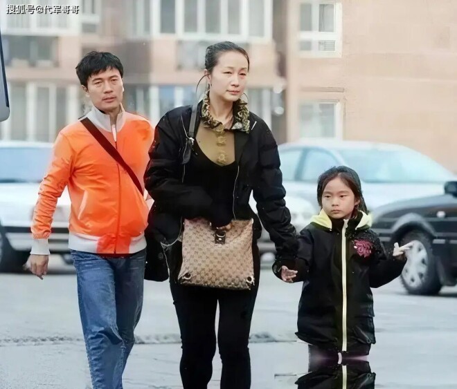 58岁黄健翔近况：再婚娶舞蹈演员 如今有3个孩子（配图1）