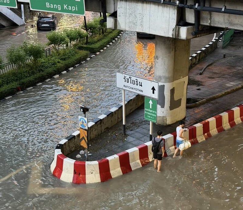 泰國曼谷持續豪雨造成多處淹水，民眾涉水通行，部分路段積水已淹過腳踝。（民眾提供）中央社記者李宗憲曼谷傳真　115年9月26日