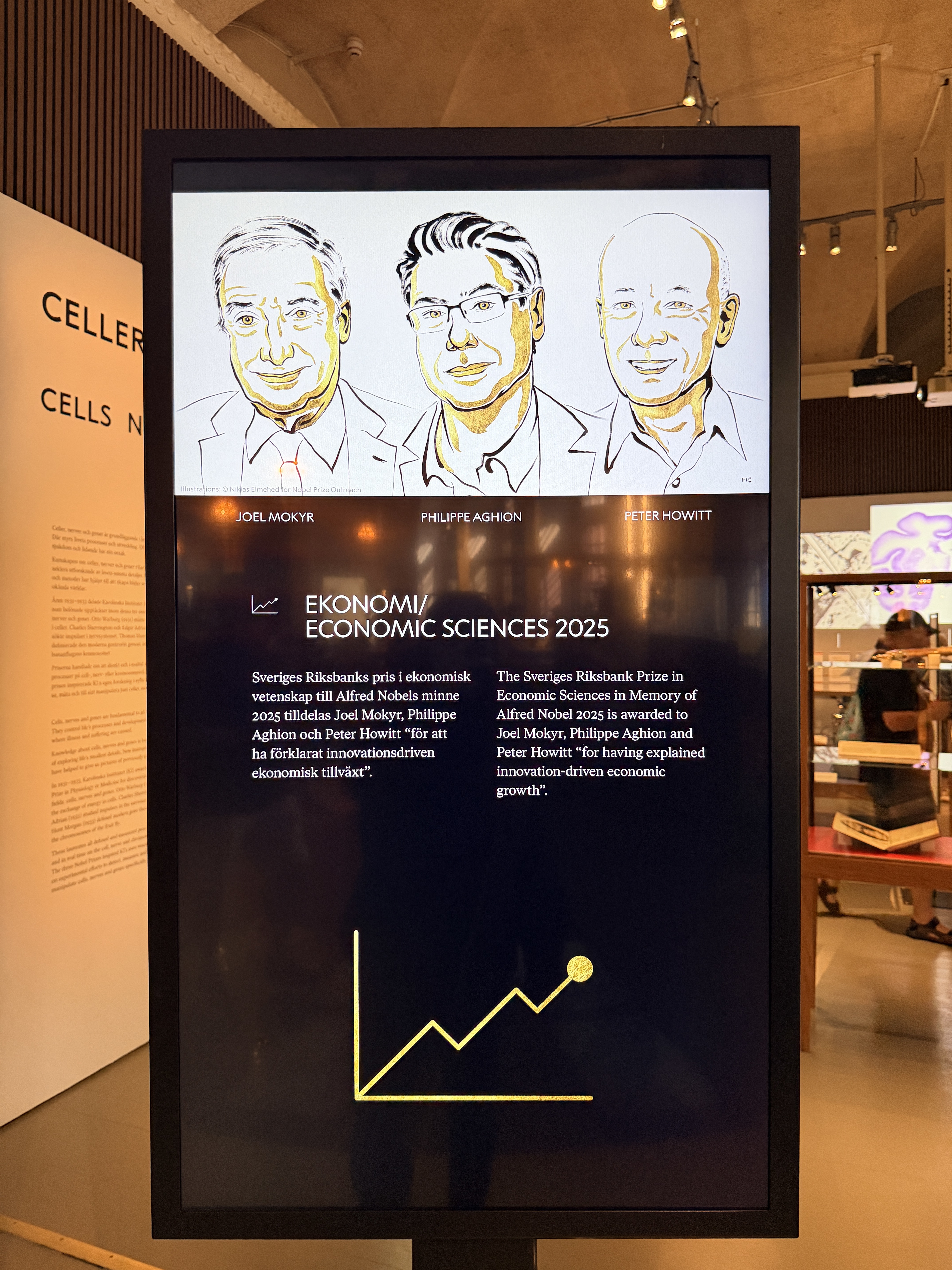 诺贝尔博物馆中展示着2025年经济学奖获得者的相关信息。（图源： 时代周报记者/摄）