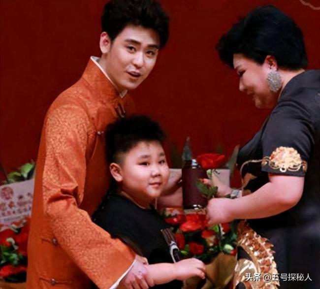 郭德纲二儿子长相太着急 和老妈共用一张脸
