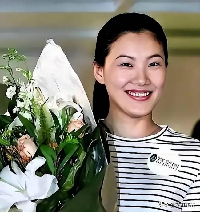 伏明霞全家罕见同框 完全富婆样 女儿似明星