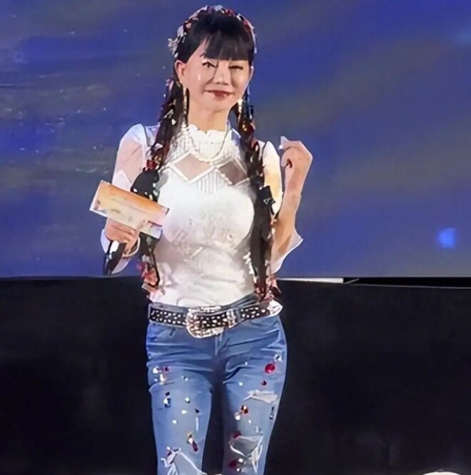 母乳12年同床15年 将儿子宠进监狱的狄莺罕露面（配图1）