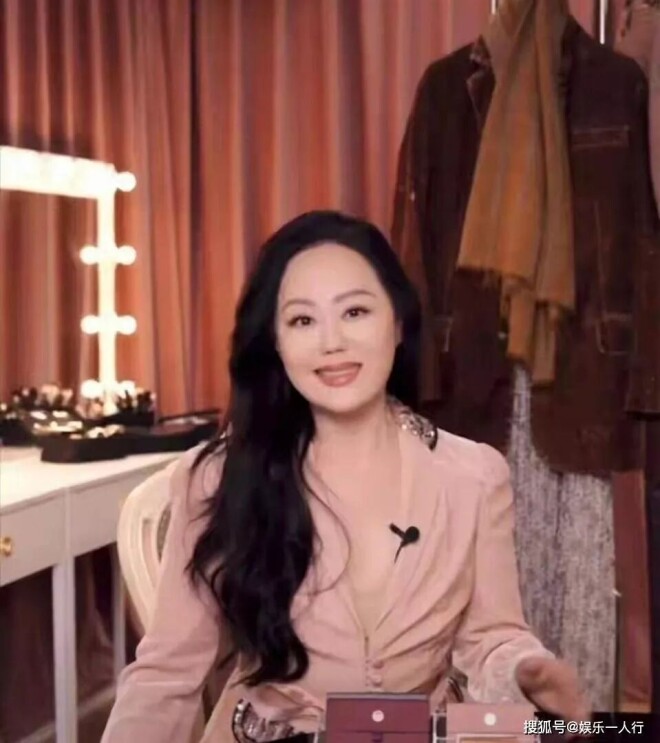 章小蕙现身香港珠宝展 一头黑发浓密亮丽（配图6）