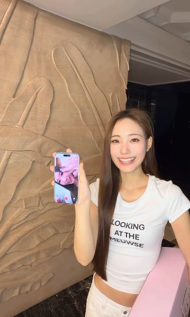 Lily開著手機視訊與遠端連線的姊姊Elly一起現身。（圖／翻攝自IG @elephantdee）