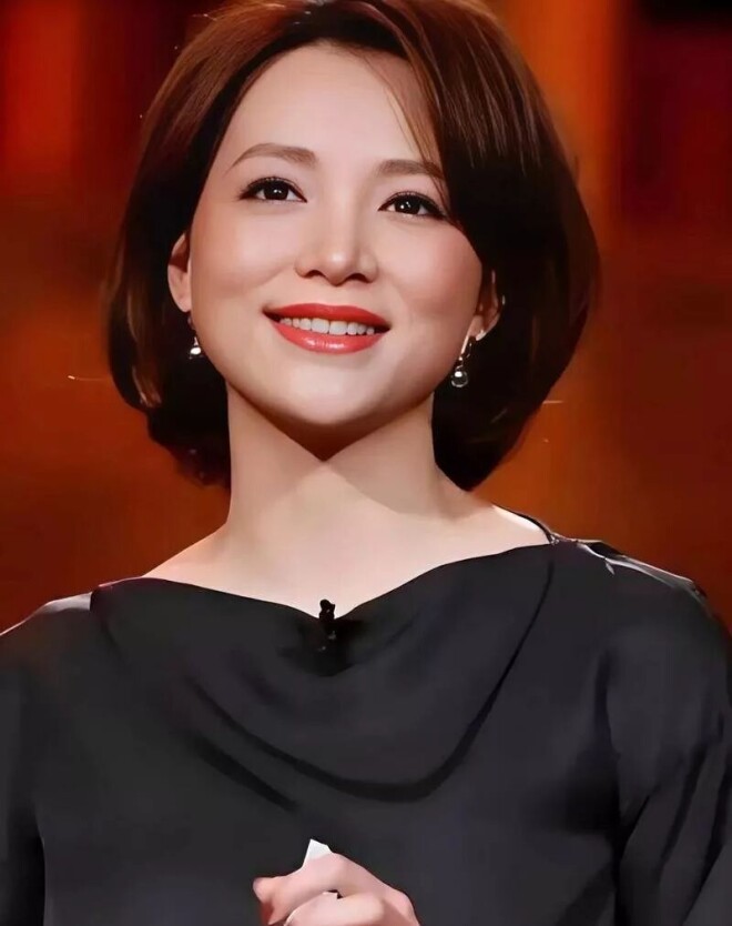 董卿现身敬一丹追悼会 头发染了但凌乱憔悴（配图4）