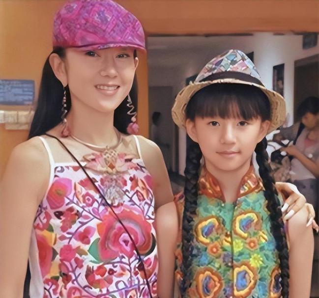 舞伴猝逝后岁杨丽萍近况曝光，难怪小彩旗不接班