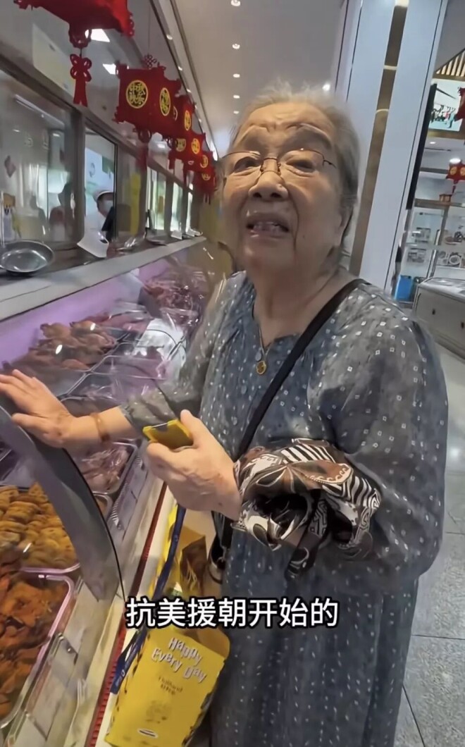 90岁“容嬷嬷”现身菜市场 穿波点长裙素雅大方（配图5）