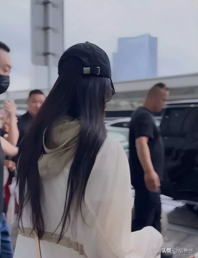 刘亦菲穿60块上衣背两万LV包 双腿粗壮丰腴（配图18）