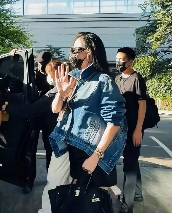 张柏芝现身青岛 30度大热天穿牛仔外套（配图4）