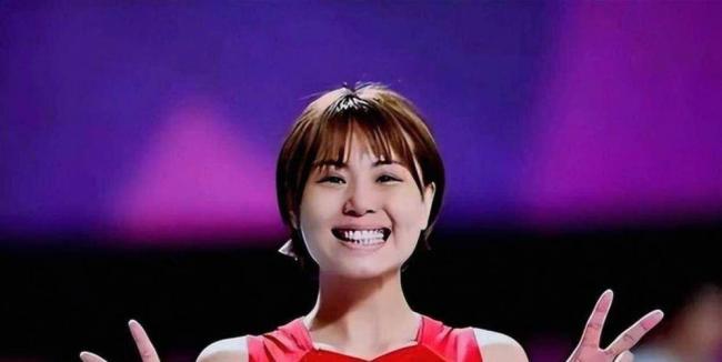 中国女排队长嫁高富帅生俩儿子，如今身居高位