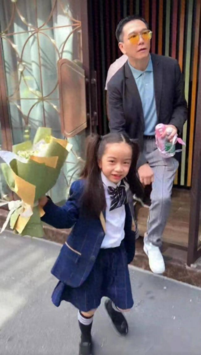 61岁温兆伦定居北京 10岁女儿很漂亮