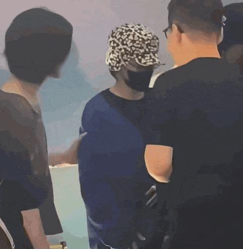 音乐节上王菲又唱又跳 还带火这些品牌