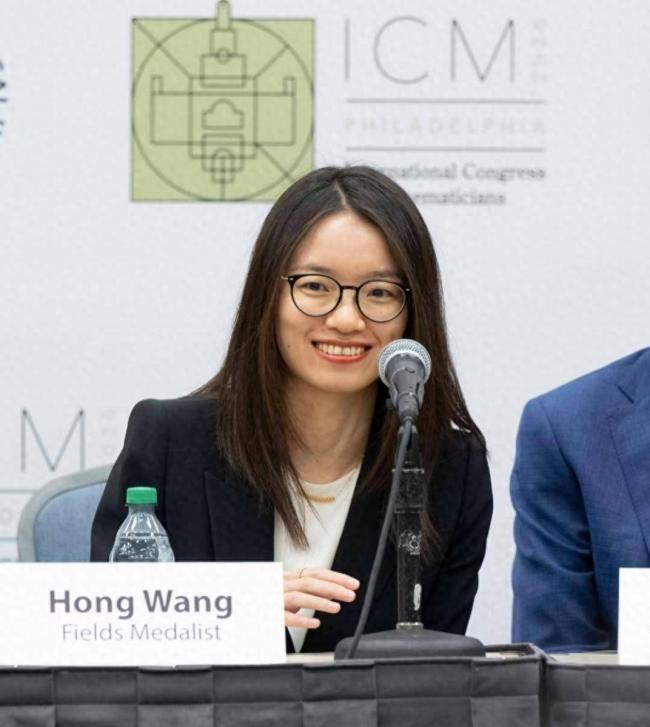 排面拉满：纽约大学庆祝王虹拿奖，全场起立鼓掌