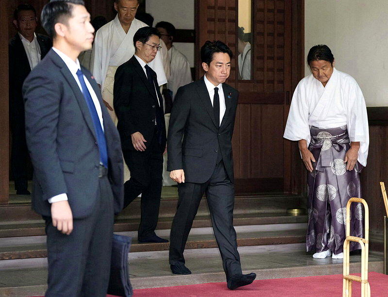 日本防衛大臣小泉進次郎(前中)8月15日參拜靖國神社。（路透）