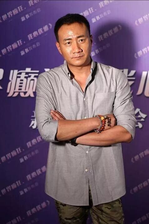 胡军一家四口现身英国 女儿长得像妈妈（配图25）