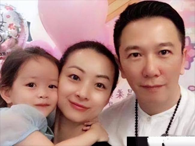 61岁温兆伦定居北京 10岁女儿很漂亮