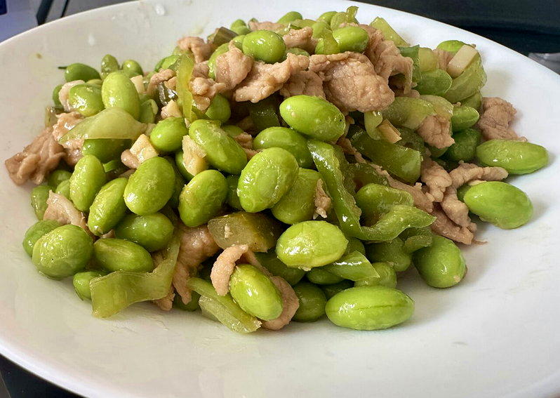 将毛豆剥出豆仁，就能轻松加入各种料理。（记者赵健/摄影）