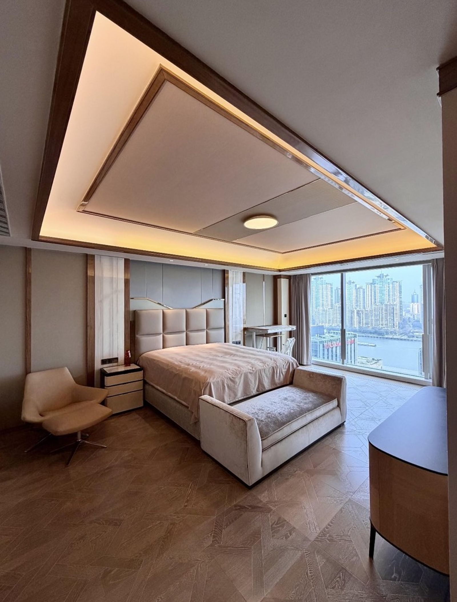 豪宅主臥空間寬敞，床尾一路延伸至大片景觀窗，可俯瞰黃浦江及周邊城市景色。（翻攝小紅書）