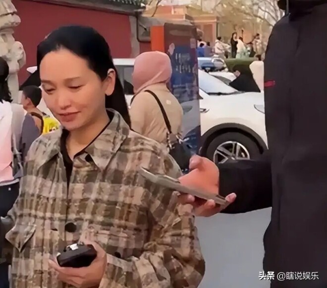 43岁金莎腰腹圆润下意识护肚 真的瞒不住了？（配图5）