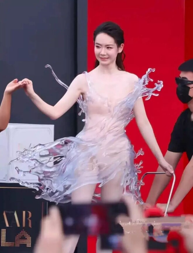 全透明、没一块布料 戚薇宋妍霏被指擦边（配图5）