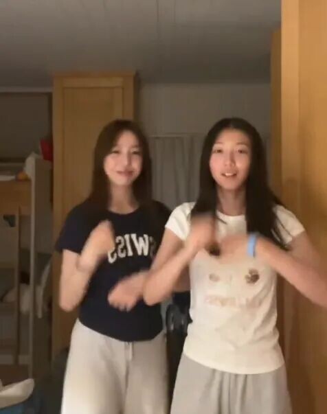 女大十八变：赵薇女儿近照曝光 又高又美（配图1）