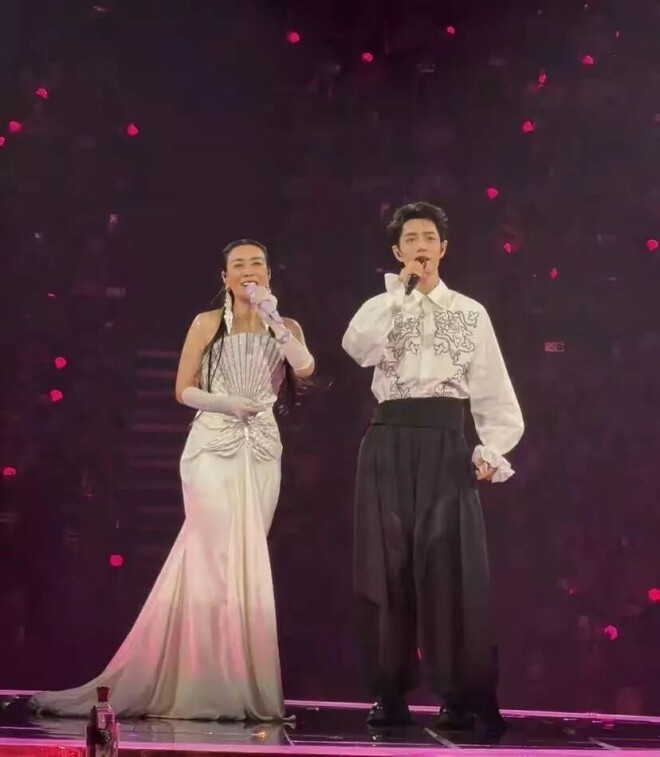 众星现身那英演唱会！王菲到场 肖战当嘉宾（配图17）