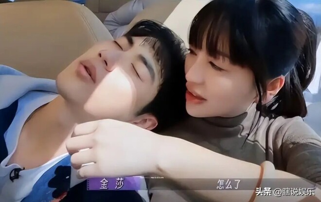 43岁金莎腰腹圆润下意识护肚 真的瞒不住了？（配图15）