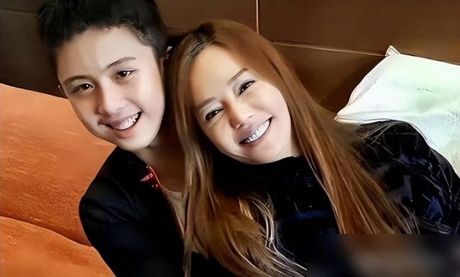 被畸形母爱毁掉的星二代：母乳12年，同床15年