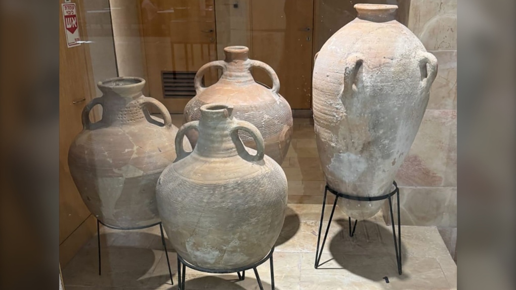 4岁儿童不小心打碎了博物馆青铜时代的罐子