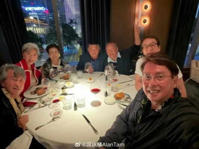 谭咏麟与成龙曾志伟聚餐 偶遇林子祥叶蒨文（配图2）