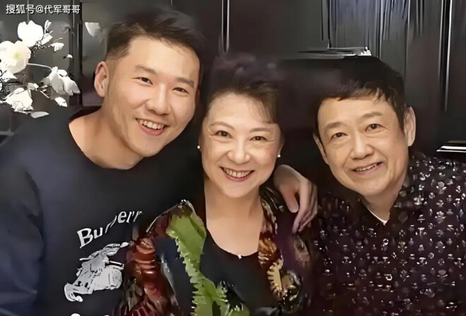 48岁王骁近况曝光！娶圈外妻子生下一女 如今（配图1）