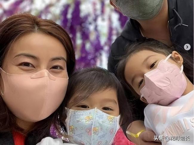 伏明霞全家罕见同框 完全富婆样 女儿似明星