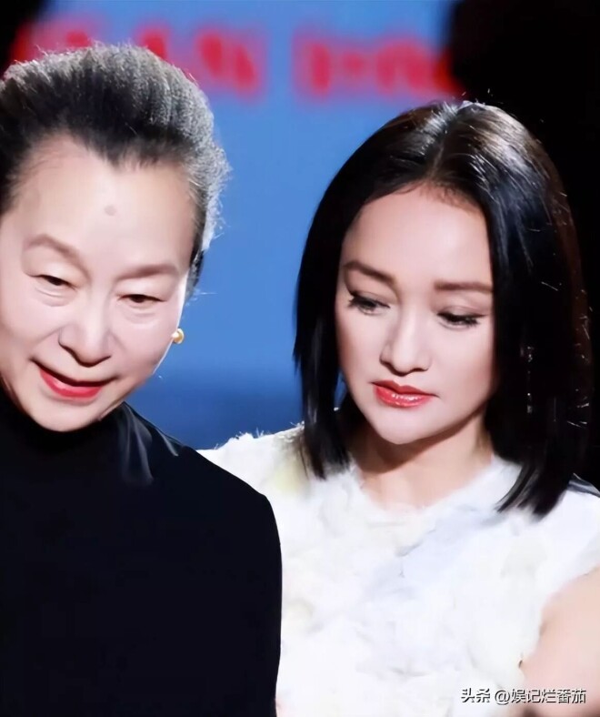 近距离看周迅：脸肿的认不出 头发黑却稀疏（配图25）