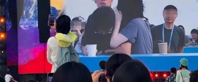 王菲躲镜头扑进黑衣男怀里 是陪了她16年的男人（配图6）