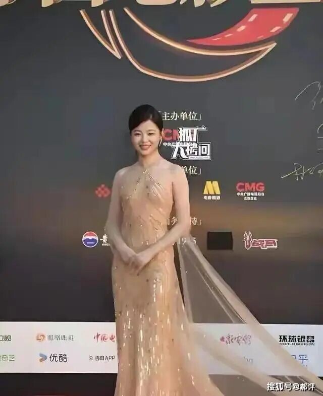 辛芷蕾没遮副乳全网吵翻天 网友们到底在吵什么（配图3）