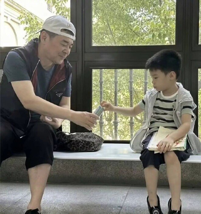陈建斌夫妇逛环球 蒋勤勤走路姿态像怀孕（配图18）