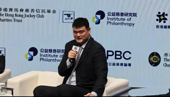 姚明回老家吃席，穿黑衣高又壮有400斤