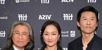 多伦多电影节 周迅酒红深V配黑西服松弛感拉满（配图6）