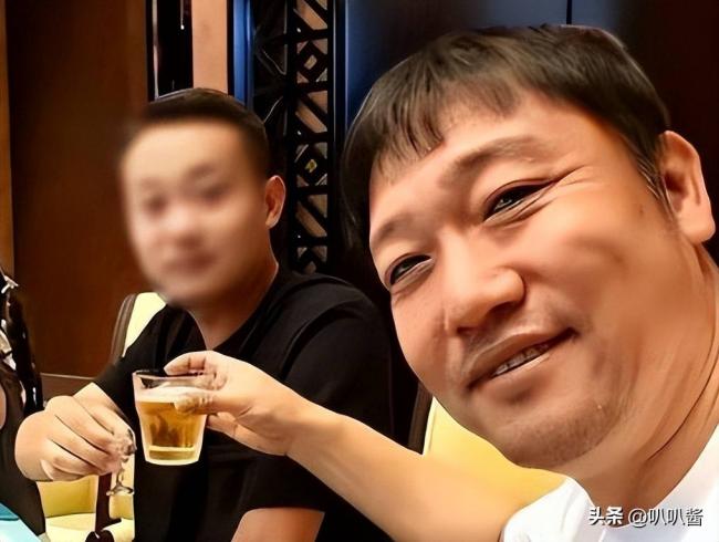 手机在桌缝里录了40分钟 他一顿饭就被卖了