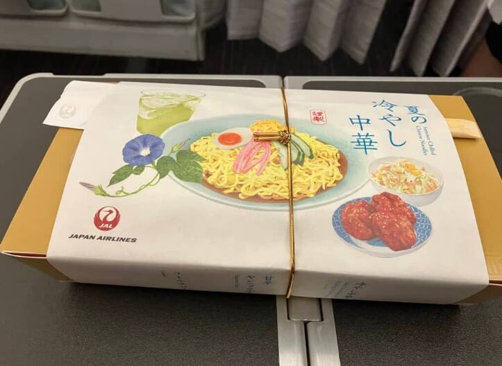 日本航空（JAL）國際線經濟艙竟然出現「涼拌麵」。（擷取自Mr.One（@mr_one_1111））