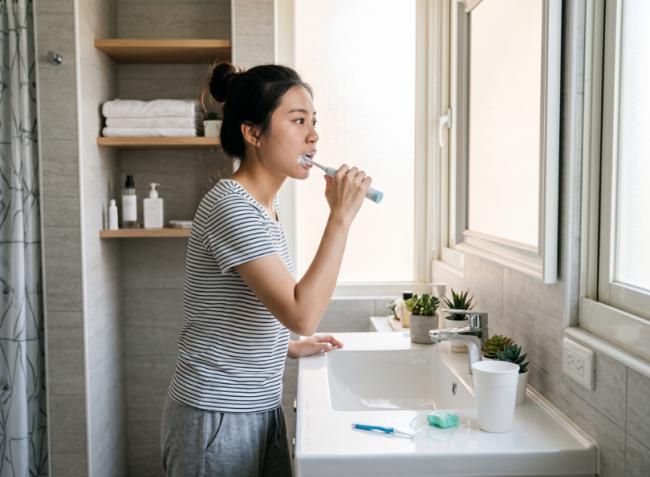 先用牙线or刷牙？牙医给正解：少漱口是关键