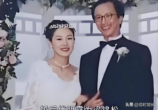 伏明霞全家罕见同框 完全富婆样 女儿似明星