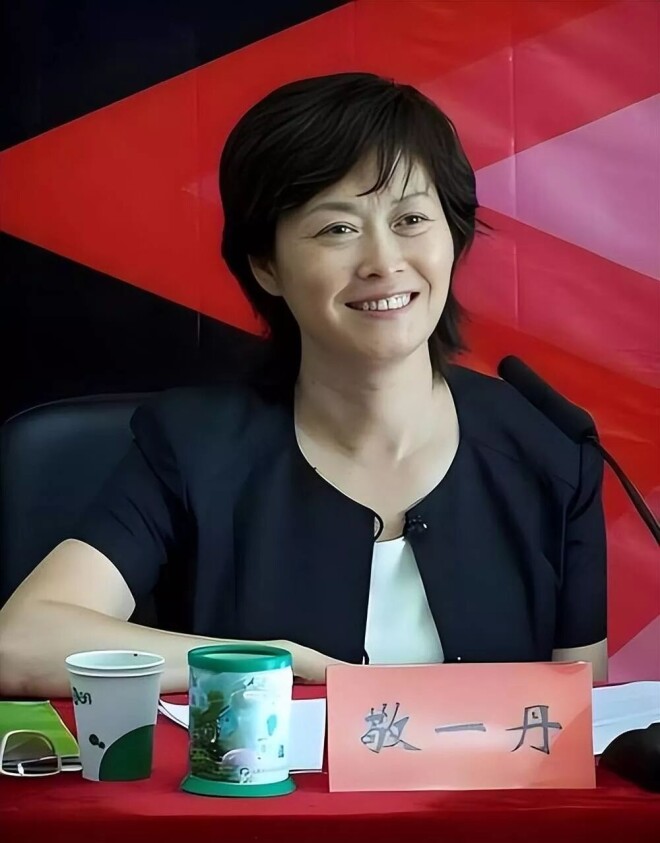 董卿现身敬一丹追悼会 头发染了但凌乱憔悴（配图13）