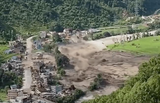 恐怖1分钟灭村   村民拔足狂奔场面惊心动魄
