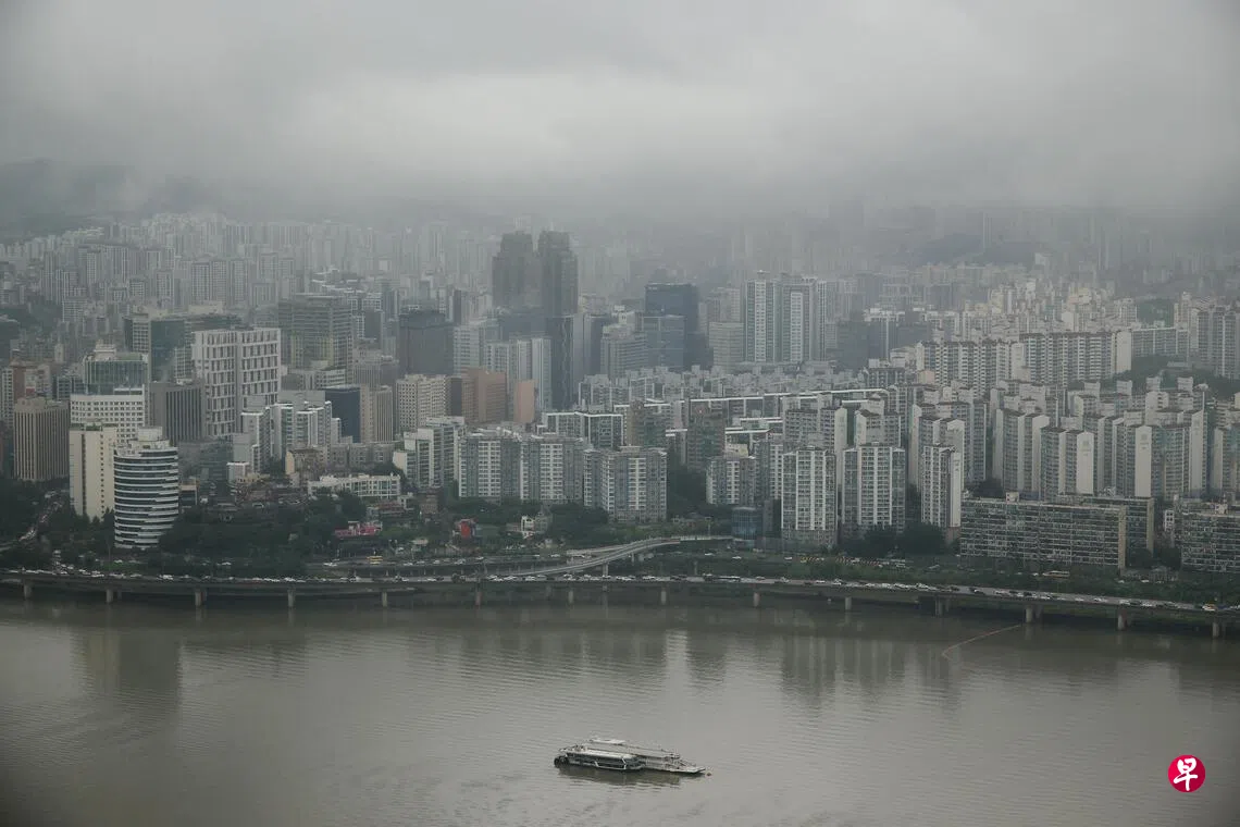 韩国当前房地产问题的核心包括房价居高不下、泡沫严重及政策调控的两难困境，能否解决这些问题已成为年轻一代衡量政府施政能力的重要标尺。图为首都首尔的公寓楼群。 （路透社）