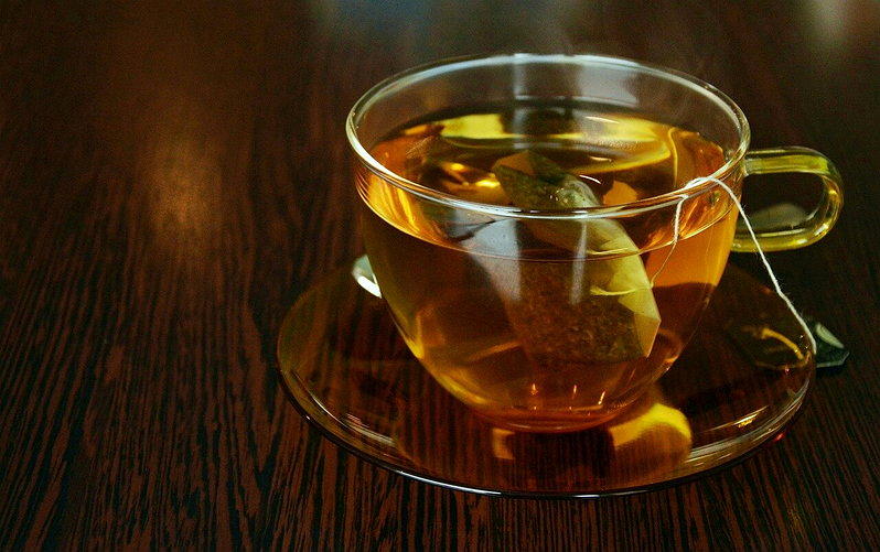 研究显示，茶包遇热水后释出比茶叶高出许多的塑胶微粒。示意图。 Image by c...