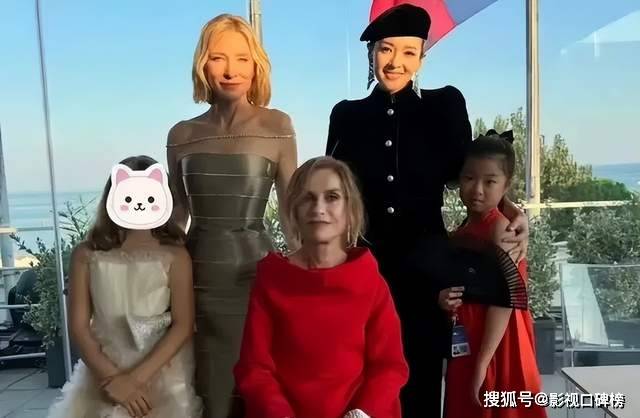 章子怡带娃看温网，母子三人穿搭都是英式老钱风