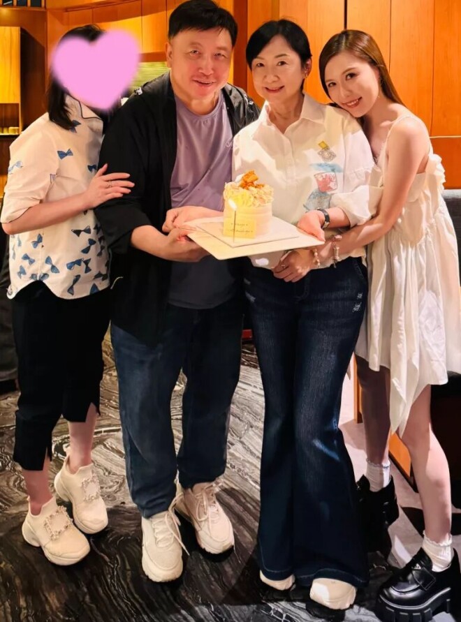 71岁王晶为妻庆生全家福曝光 女儿长相似妈妈（配图1）