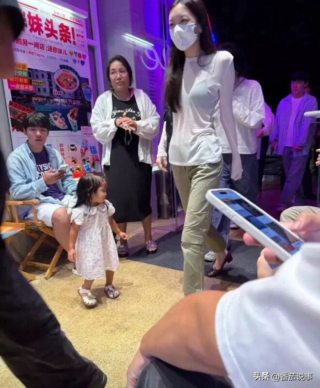 王菲带李嫣在阿那亚吃面 女儿又白又瘦太抢眼（配图2）